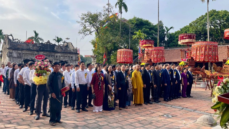 Các đại biểu dự lễ dâng hương tưởng nhớ Đức Thánh Nguyễn.
