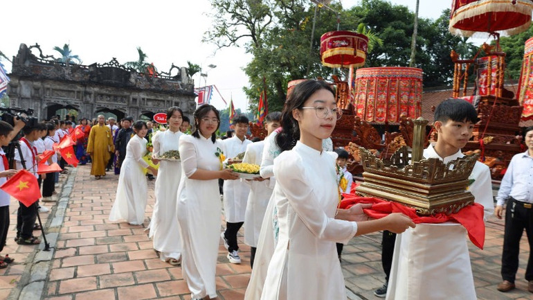 Nghi thức dâng Thánh tác phẩm “Đèn Thánh Hoa”.