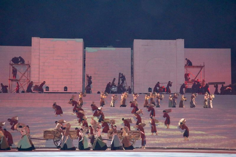 Nhiều tiết mục nghệ thuật đặc sắc được tái hiện trên sân khấu đêm khai mạc. (Ảnh: Thùy Dung)