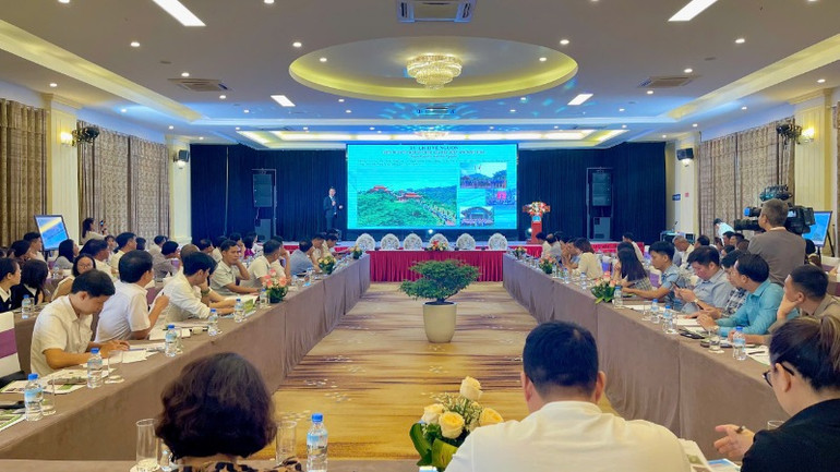 Các đại biểu tìm hiểu một số chương trình tour du lịch của tỉnh Thái Nguyên.