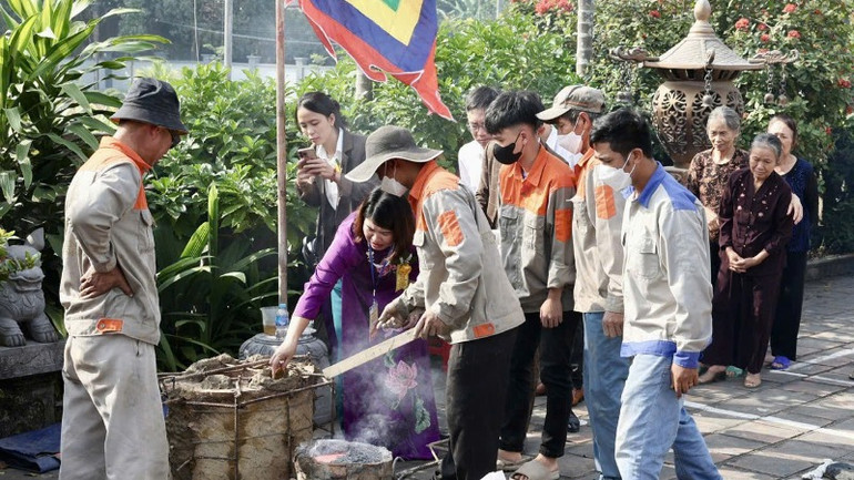Nghi thức đúc “Vạc thuốc Thánh” bằng đồng.
