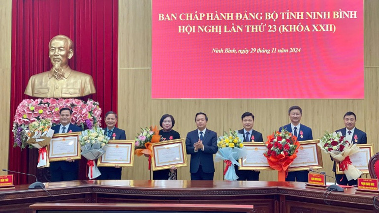 Chủ tịch Ủy ban nhân dân tỉnh Ninh Bình Phạm Quang Ngọc trao tặng Huân chương Lao động hạng Ba, hạng Nhì của cho các cá nhân.