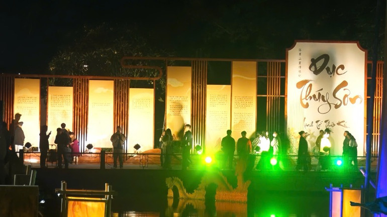 Đến với Hội quán Dục Thúy Sơn, khán giả có cơ hội được trải nghiệm tìm hiểu sâu sắc hơn các bài thơ ở Dục Thúy Sơn.