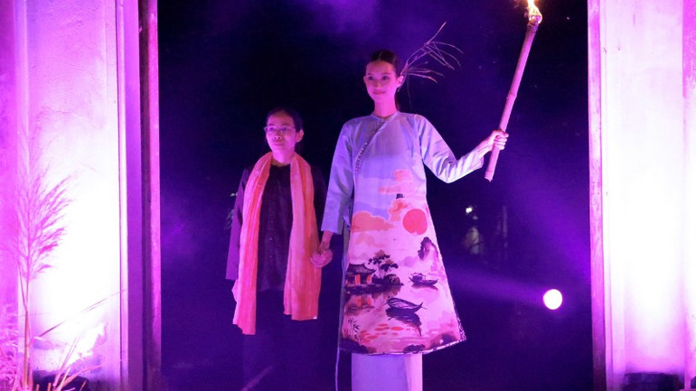 Trình diễn bộ sưu tập áo dài trong chương trình.