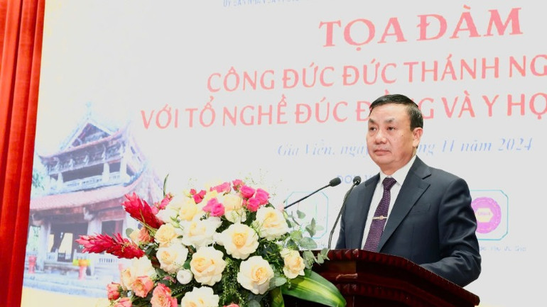 Bí thư Huyện ủy Gia Viễn Hoàng Mạnh Hùng phát biểu tại tọa đàm.