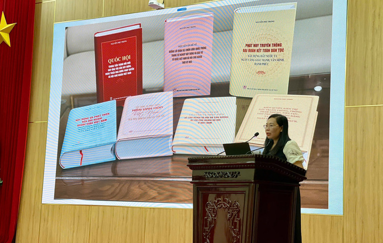 Đồng chí Phạm Thị Thinh, Phó Giám đốc, Phó Tổng Biên tập Nhà xuất bản Chính trị Quốc gia giới thiệu những nội dung cốt lõi của cuốn sách “Xây dựng và phát triển văn hóa Việt Nam tiên tiến đậm đà bản sắc dân tộc” của Tổng Bí thư Nguyễn Phú Trọng..