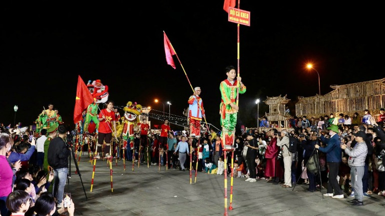 Trình diễn đi cà kheo của tỉnh Nam Định.