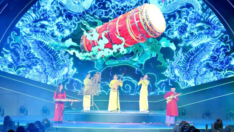 Các tiết mục được thể hiện theo cách riêng, từ chất liệu của dân ca, hát văn, chèo cổ… kết hợp với sắc màu âm nhạc hiện đại.