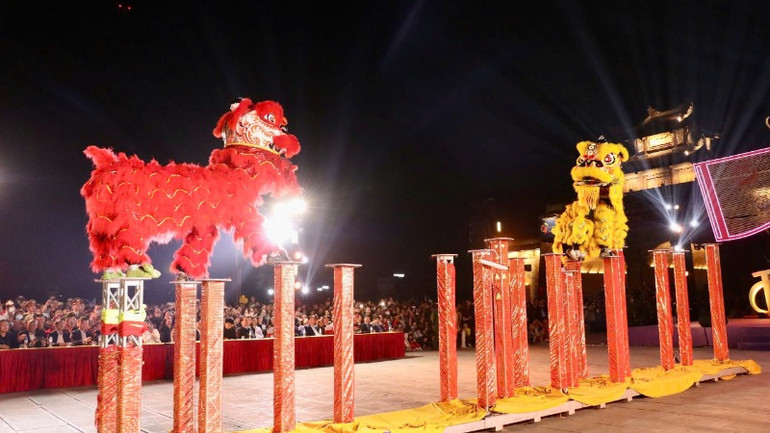 Trình diễn múa Lân Mai Hoa Thung độc đáo với các kỹ thuật nhảy cột phức tạp.