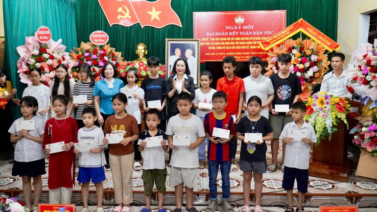 Phó Chủ tịch Quốc hội Nguyễn Thị Thanh trao tặng nhiều suất quà cho các em học sinh có hoàn cảnh khó khăn vươn lên trong học tập.