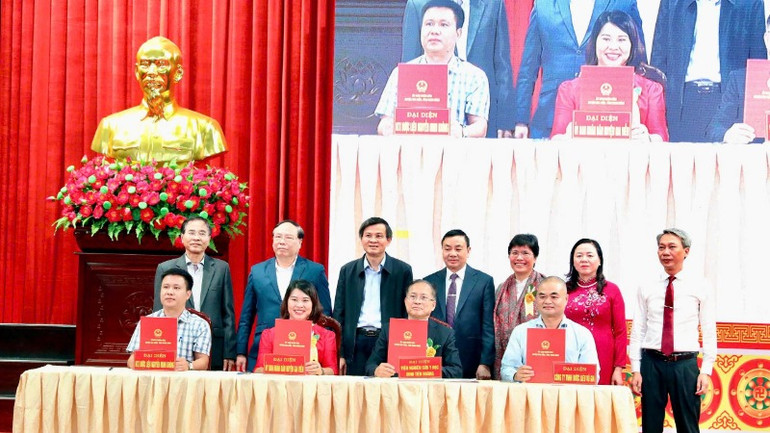 Viện nghiên cứu Y học Đinh Tiên Hoàng, Ủy ban nhân dân huyện Gia Viễn, Hợp tác xã Dược liệu Nguyễn Minh Không, Công ty Trách nhiệm hữu hạn dược liệu Vũ Gia ký kết hợp tác trong nghiên cứu dược liệu và chuyển giao kỹ thuật trồng, chế biến dược liệu và nghiên cứu chế tạo thuốc từ trà hoa vàng Ninh Bình.