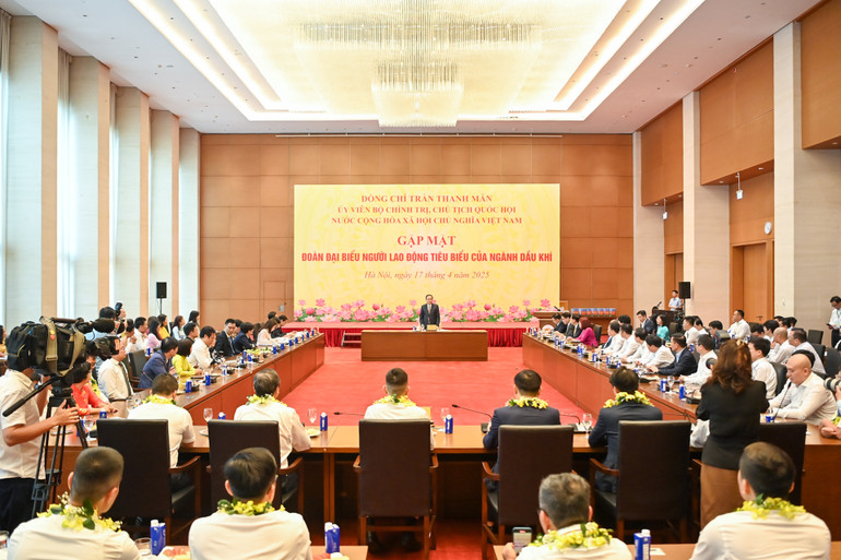 Quang cảnh gặp mặt người lao động tiêu biểu của ngành dầu khí tại Nhà Quốc hội. (Ảnh: DUY LINH) Quang cảnh gặp mặt người lao động tiêu biểu của ngành dầu khí tại Nhà Quốc hội. (Ảnh: DUY LINH)