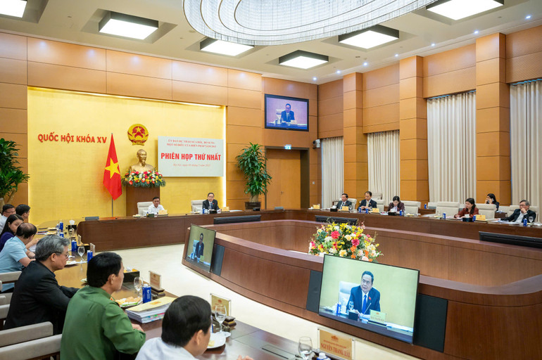 Phiên họp thứ nhất Ủy ban Dự thảo sửa đổi, bổ sung một số điều của Hiến pháp năm 2023. (Ảnh Duy Linh)