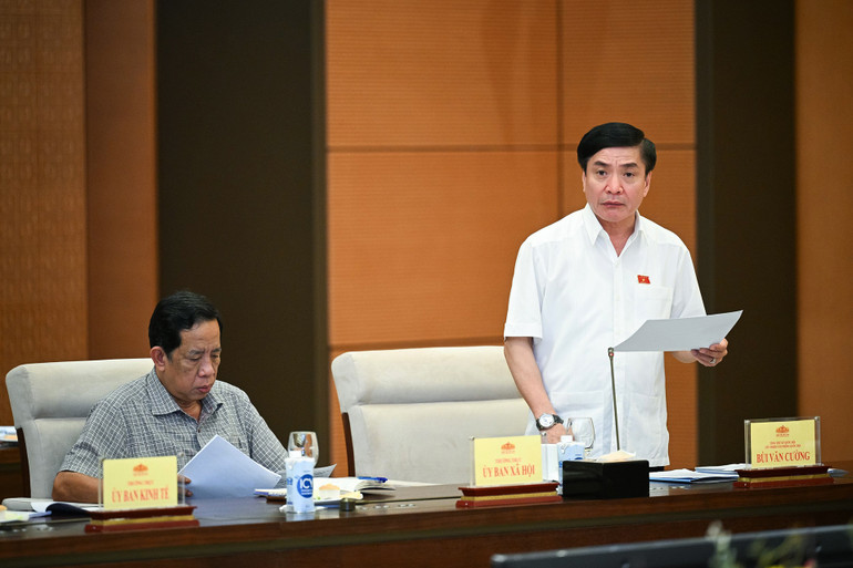 Tổng Thư ký, Chủ nhiệm Văn phòng Quốc hội trình bày báo cáo tại cuộc họp. Ảnh: DUY LINH