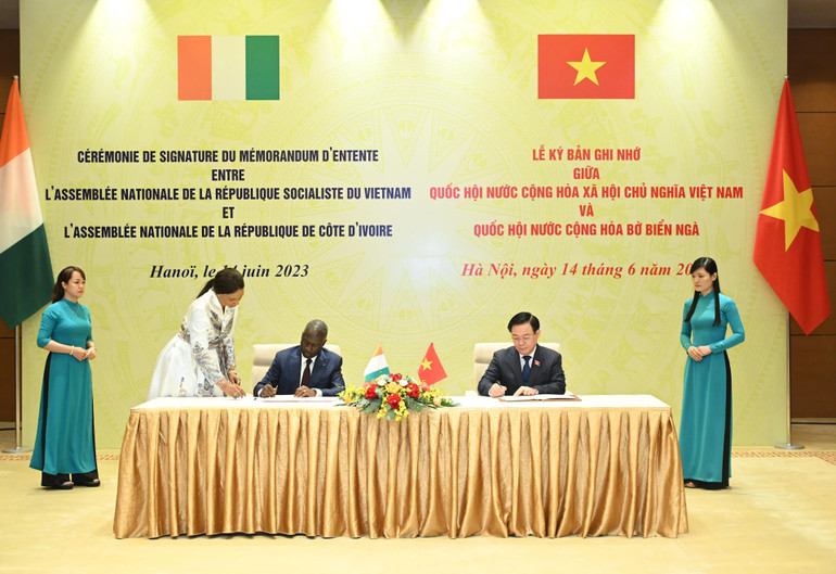 Chủ tịch Quốc hội Vương Đình Huệ và Chủ tịch Quốc hội Cộng hòa Bờ Biển Ngà Adama Bictogo ký Bản ghi nhớ giữa hai Quốc hội. (Ảnh: DUY LINH)