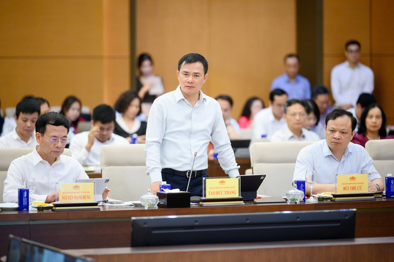 Chủ tịch kiêm Tổng Giám đốc Tập đoàn Viettel Tào Đức Thắng báo cáo tại buổi làm việc. (Ảnh: DUY LINH)