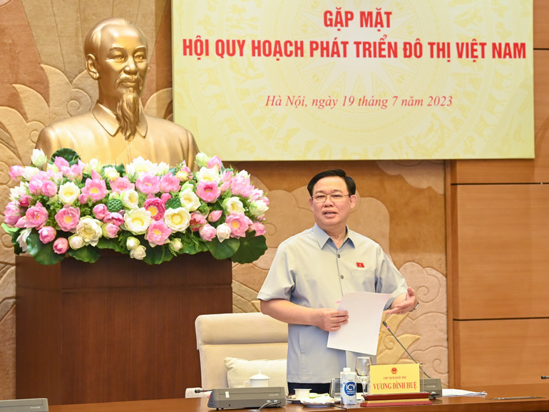 Chủ tịch Quốc hội Vương Đình Huệ phát biểu ý kiến tại buổi gặp mặt. (Ảnh: Duy Linh) Chủ tịch Quốc hội Vương Đình Huệ phát biểu ý kiến tại buổi gặp mặt. (Ảnh: Duy Linh)