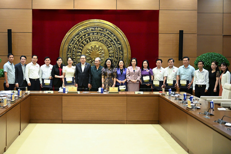 Chủ tịch Quốc hội Trần Thanh Mẫn tặng quà cho các đại biểu Quốc hội tỉnh Hậu Giang. (Ảnh: Duy Linh)