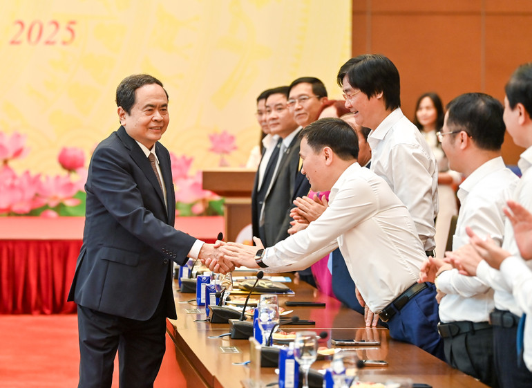 Chủ tịch Quốc hội Trần Thanh Mẫn với các đại biểu, người lao động tiêu biểu ngành dầu khí tại cuộc gặp chiều nay. (Ảnh: DUY LINH) Chủ tịch Quốc hội Trần Thanh Mẫn với các đại biểu, người lao động tiêu biểu ngành dầu khí tại cuộc gặp chiều nay. (Ảnh: DUY LINH)