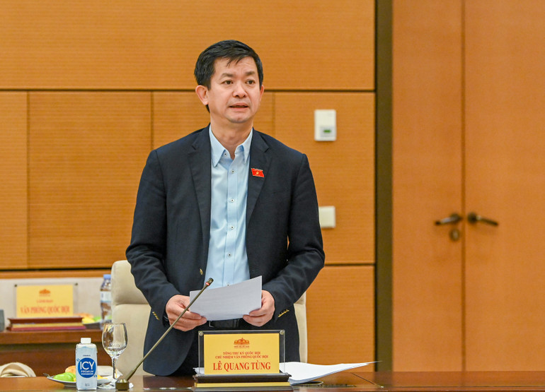 Tổng Thư ký Quốc hội, Chủ nhiệm Văn phòng Quốc hội Lê Quang Tùng báo cáo tại cuộc họp. (Ảnh: Duy Linh) Tổng Thư ký Quốc hội, Chủ nhiệm Văn phòng Quốc hội Lê Quang Tùng báo cáo tại cuộc họp. (Ảnh: Duy Linh)