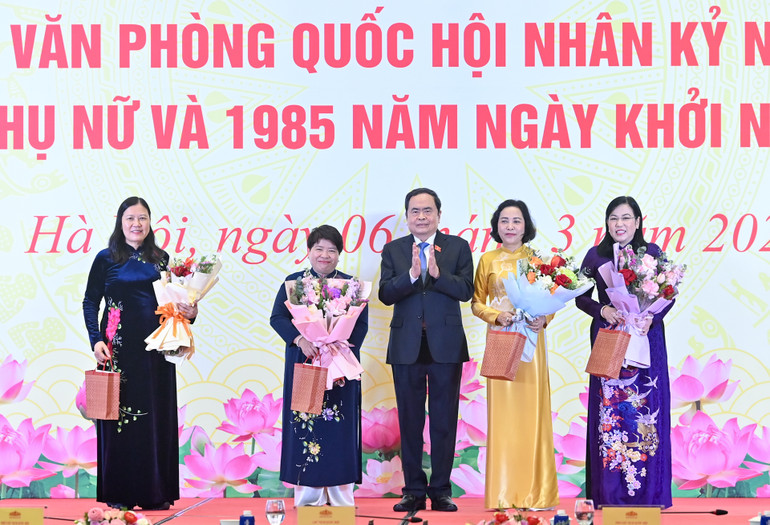 Chủ tịch Quốc hội Trần Thanh Mẫn tặng hoa chúc mừng các nữ đại biểu Quốc hội. (Ảnh: Duy Linh) Chủ tịch Quốc hội Trần Thanh Mẫn tặng hoa chúc mừng các nữ đại biểu Quốc hội. (Ảnh: Duy Linh)