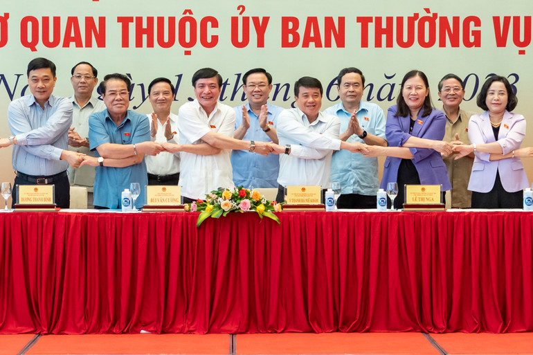 Chủ tịch Quốc hội Vương Đình Huệ và các Phó Chủ tịch Quốc hội chứng kiến lễ ký kết. (Ảnh: Duy Linh)