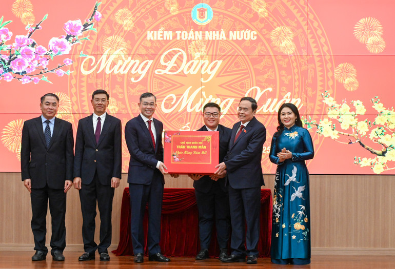 Chủ tịch Quốc hội Trần Thanh Mẫn tặng quà cho Kiểm toán Nhà nước. (Ảnh: DUY LINH)