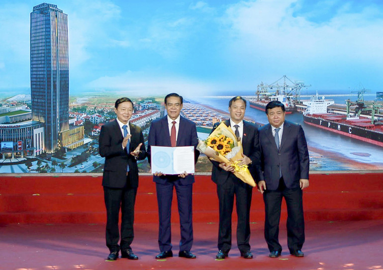 Phó Thủ tướng Chính phủ Trần Hồng Hà và Bộ trưởng Kế hoạch và Đầu tư Nguyễn Chí Dũng trao quyết định phê duyệt Quy hoạch, tặng hoa chúc mừng tỉnh Hà Tĩnh. (Ảnh: Duy Linh)