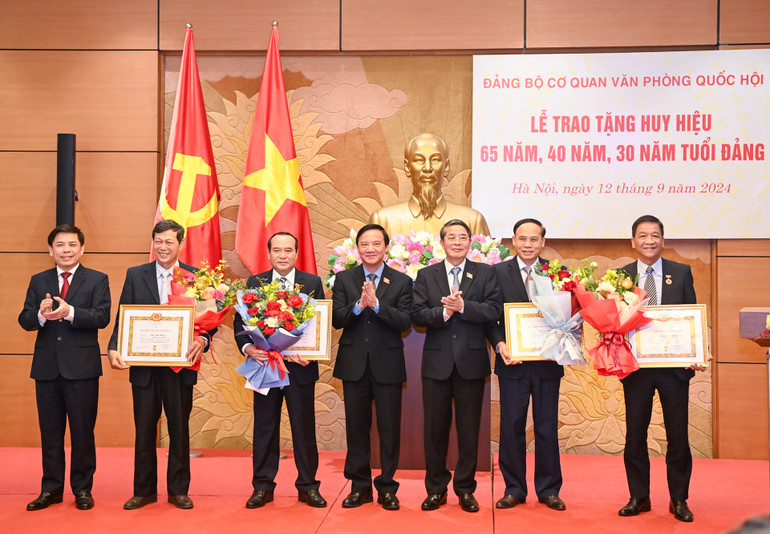 Phó Chủ tịch Quốc hội Nguyễn Khắc Định và Phó Chủ tịch Quốc hội Nguyễn Đức Hải trao tặng Huy hiệu 40 năm tuổi Đảng cho các đảng viên.