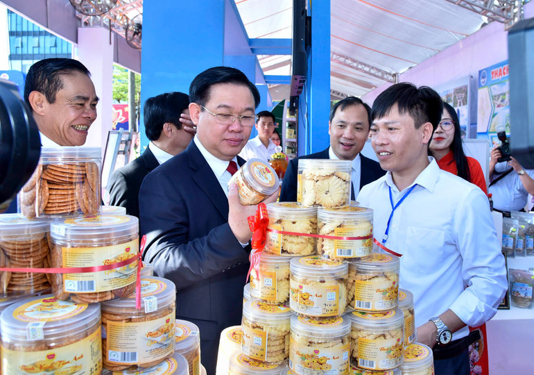 Chủ tịch Quốc hội Vương Đình Huệ và đại biểu thăm gian hàng trưng bày sản phẩm tiêu biểu, đặc trưng của Hà Tĩnh. (Ảnh: Duy Linh)