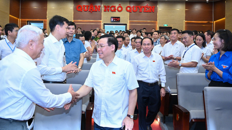 Chủ tịch Quốc hội Vương Đình Huệ với các cử tri tại quận Ngô Quyền (thành phố Hải Phòng). (Ảnh Duy Linh)