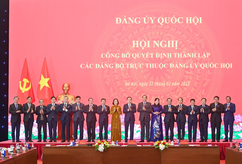 Bí thư Đảng ủy Quốc hội, Chủ tịch Quốc hội Trần Thanh Mẫn cùng các đại biểu với 11 đồng chí Bí thư Đảng bộ trực thuộc. (Ảnh Duy Linh)