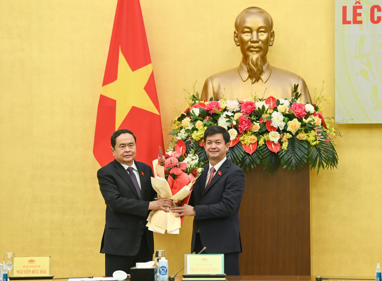 Chủ tịch Quốc hội Trần Thanh Mẫn trao quyết định bổ nhiệm, tặng hoa chúc mừng đồng chí Lê Quang Tùng. (Ảnh: Duy Linh)
