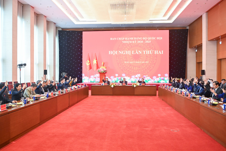 Ban Chấp hành Đảng bộ Quốc hội biểu quyết thông qua việc thành lập các Đảng bộ trực thuộc. (Ảnh Duy Linh)