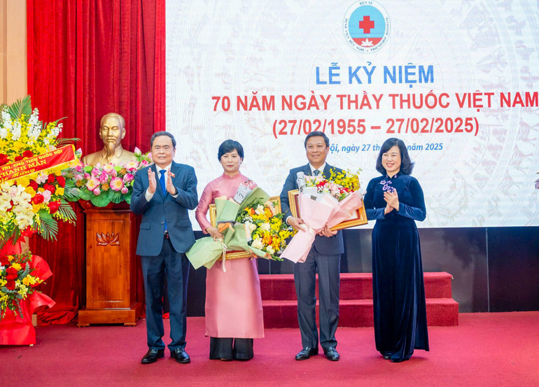 Chủ tịch Quốc hội Trần Thanh Mẫn trao Danh hiệu Thầy thuốc ưu tú tặng 2 cá nhân của Bệnh viện Hữu Nghị. (Ảnh: DUY LINH)