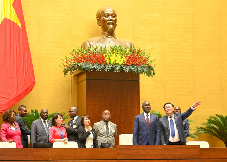 Chủ tịch Quốc hội Adama Bictogo và các đại biểu tham quan phòng họp Diên Hồng. (Ảnh: DUY LINH)