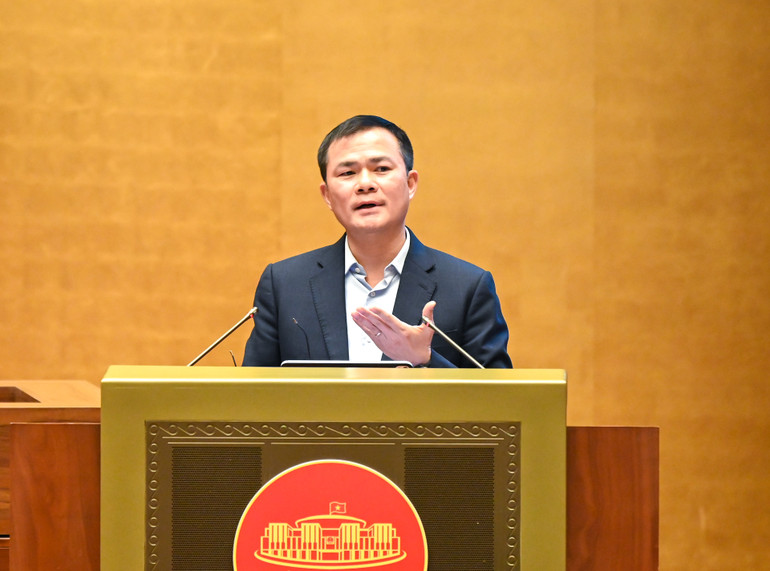 Chủ tịch kiêm Tổng Giám đốc Tập đoàn Công nghiệp-Viễn thông Quân đội (Viettel) Tào Đức Thắng tham luận tại hội nghị. (Ảnh: DUY LINH)