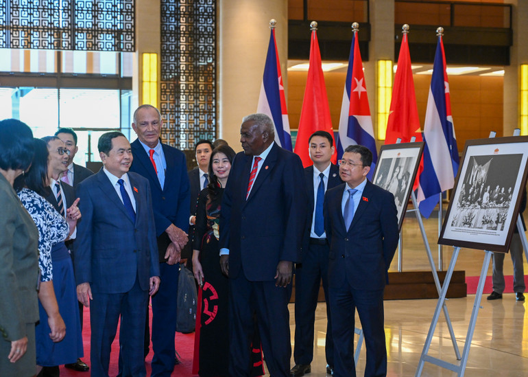 Chủ tịch Quốc hội Trần Thanh Mẫn và Chủ tịch Quốc hội Cuba Esteban Lazo Hernandez tham quan triển lãm một số hình ảnh về quan hệ Việt Nam-Cuba. Chủ tịch Quốc hội Trần Thanh Mẫn và Chủ tịch Quốc hội Cuba Esteban Lazo Hernandez tham quan triển lãm một số hình ảnh về quan hệ Việt Nam-Cuba.