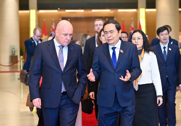 Chủ tịch Quốc hội Trần Thanh Mẫn trao đổi với Thủ tướng New Zealand Christopher Luxon. (Ảnh DUY LINH)