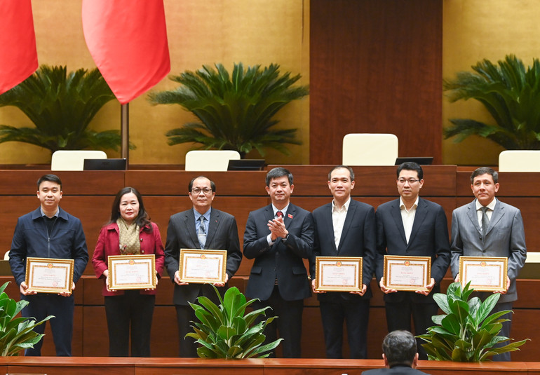 Tổng Thư ký Quốc hội, Chủ nhiệm Văn phòng Quốc hội Lê Quang Tùng trao giấy khen cho các tổ chức Đảng hoàn thành xuất sắc nhiệm vụ năm 2024. (Ảnh: Duy Linh)