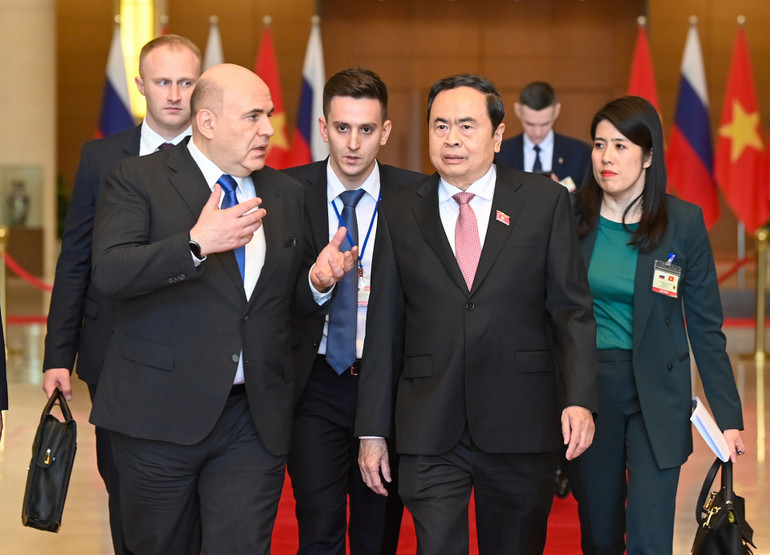 Chủ tịch Quốc hội Trần Thanh Mẫn và Thủ tướng Liên bang Nga Mikhail Vladimirovich Mishustin trao đổi thân mật. (Ảnh: DUY LINH)