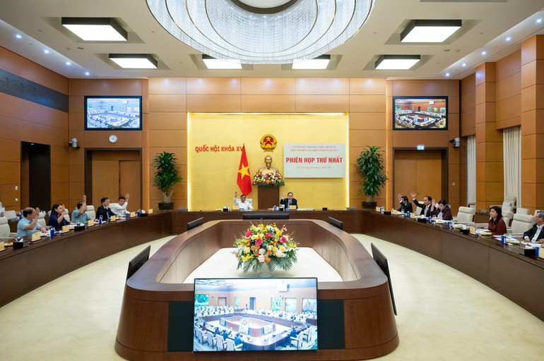 Ủy ban Dự thảo sửa đổi, bổ sung một số điều của Hiến pháp năm 2023 biểu quyết thông qua một số văn bản. (Ảnh Duy Linh)