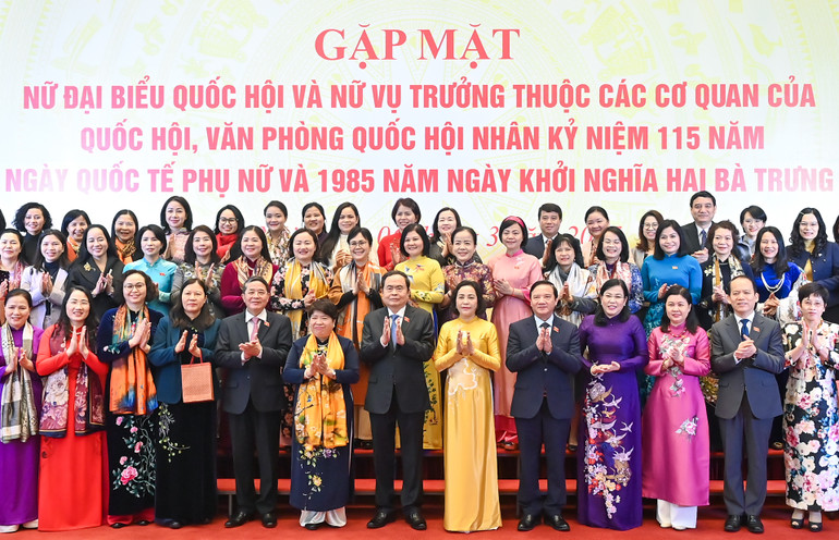 Chủ tịch Quốc hội Trần Thanh Mẫn cùng các Phó Chủ tịch Quốc hội với các đại biểu tại cuộc gặp mặt. (Ảnh: Duy Linh) Chủ tịch Quốc hội Trần Thanh Mẫn cùng các Phó Chủ tịch Quốc hội với các đại biểu tại cuộc gặp mặt. (Ảnh: Duy Linh)