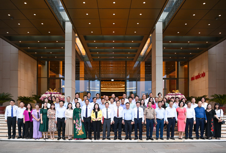 Chủ tịch Quốc hội Trần Thanh Mẫn với lãnh đạo các cơ quan báo chí và các đại biểu. (Ảnh: DUY LINH)