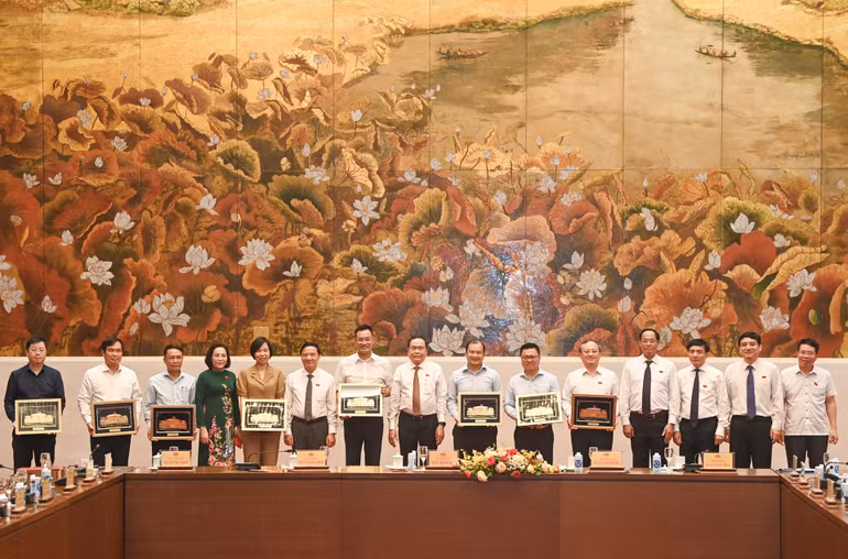 Chủ tịch Quốc hội Trần Thanh Mẫn tặng quà lưu niệm cho lãnh đạo các cơ quan báo chí. (Ảnh: DUY LINH)