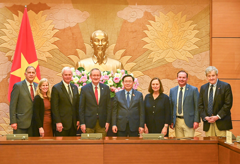 Chủ tịch Quốc hội Vương Đình Huệ và các thành viên Đoàn Nghị sĩ Quốc hội Hoa Kỳ tại buổi tiếp. (Ảnh: Duy Linh)