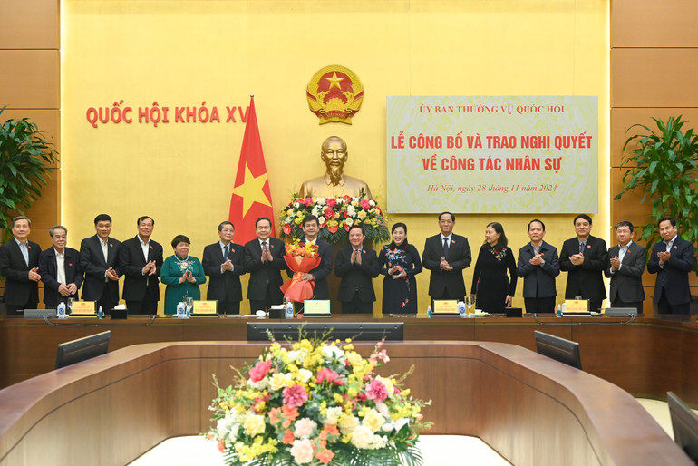 Chủ tịch Quốc hội Trần Thanh Mẫn và các đại biểu tặng hoa chúc mừng đồng chí Lê Quang Tùng. (Ảnh: Duy Linh)