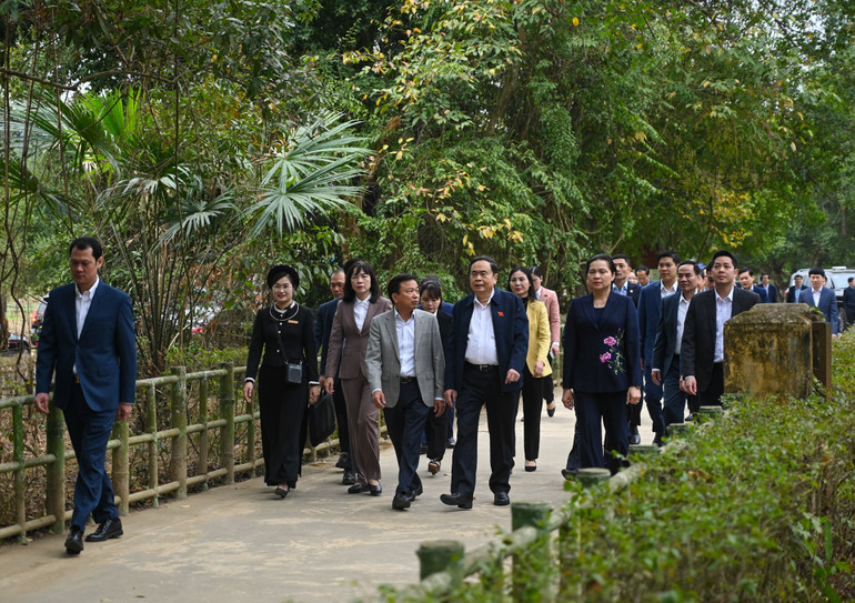 Chủ tịch Quốc hội Trần Thanh Mẫn và Đoàn công tác thăm Khu di tích Quốc gia đặc biệt Tân Trào. (Ảnh: DUY LINH)