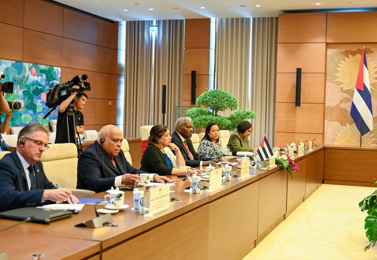 Chủ tịch Quốc hội Cuba Esteban Lazo Hernandez và Đoàn đại biểu Quốc hội Cuba tại buổi hội đàm. Chủ tịch Quốc hội Cuba Esteban Lazo Hernandez và Đoàn đại biểu Quốc hội Cuba tại buổi hội đàm.