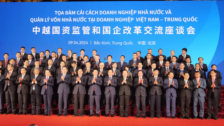 Chủ tịch Quốc hội Vương Đình Huệ, các đại biểu hai nước dự Tọa đàm Doanh nghiệp nhà nước và quản lý vốn nhà nước tại doanh nghiệp Việt Nam- Trung Quốc (Ảnh: Hồ Quân, Hữu Hưng)